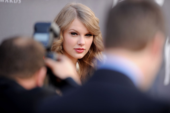 Taylor+Swift+46th+Annual+Academy+Country+Music+KWmIzo5CHudl