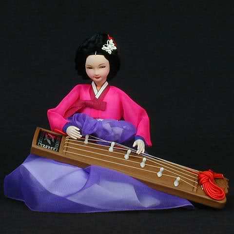 Doamna de la curte cantand la Kaya-geum - Papusile Traditionale Coreene