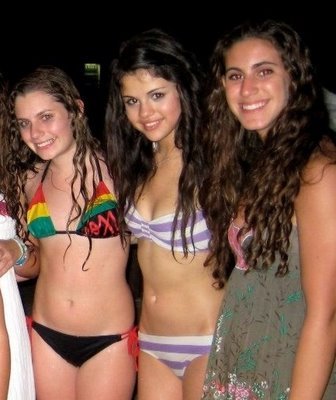 selena-gomez-bikini-dcgames-3