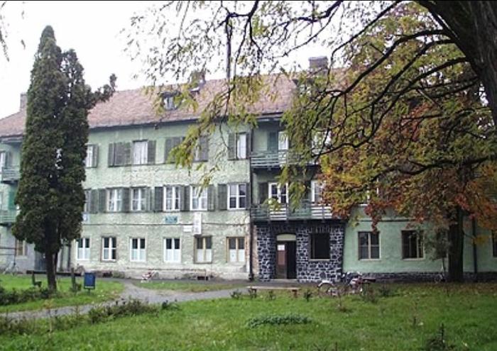 policlinica veche(acum cab.med de familie) - Foto din oras