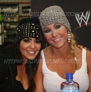 001 - layla cu michelle mccool cele mai bune prietene