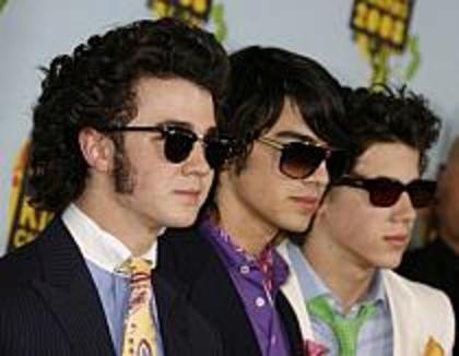 The Jonas Brothers %u201CEllen%u201D April 1st; joe, nick si kevin - jonas