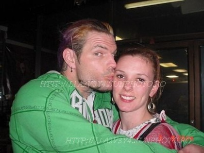 normal_l_07366918ad9b449e9d12641ca77bf2b7 - jeff hardy cu beth s-au logodit