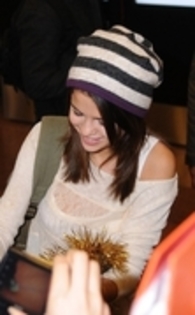 Selena Gomez - 0 2011 Arriving At Haneda Airport In Tokyo Japan February 20