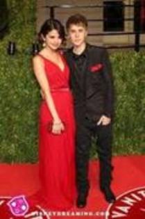 32726122_VIOFIFWXV - poze cu Justin Bieber si Selena Gomez