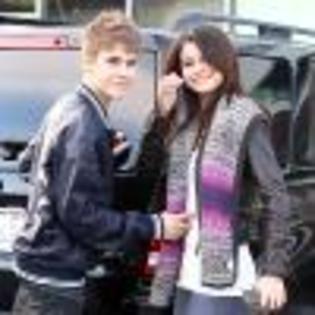 2KLyUo245334-01 - poze cu Justin Bieber si Selena Gomez