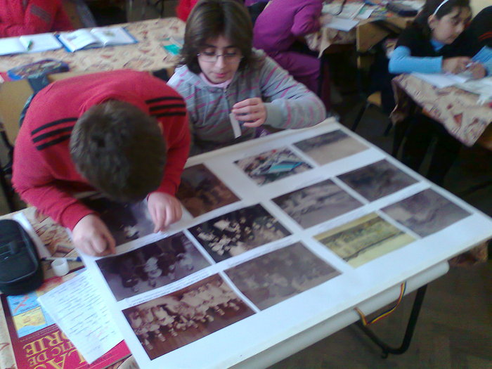 Fotografie0287; Elevi lucrand la plansa cu fotografii vechi
