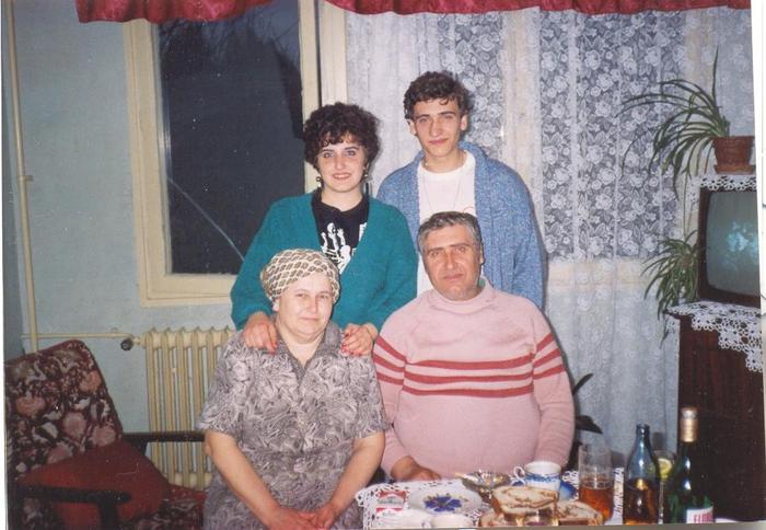 eu,fratele meu si parintii nostri prin 1991 - La famiglia