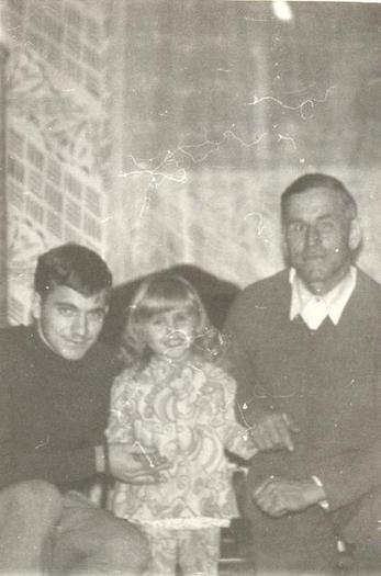 tataia,unchiul Aurel si sora mea prin 1970 - La famiglia