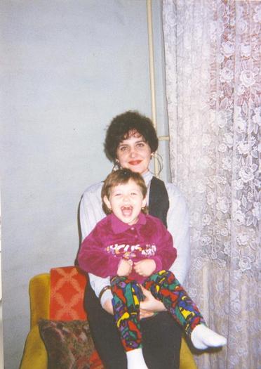 eu cu fiica fratelui meu prin 1993 parca - La famiglia