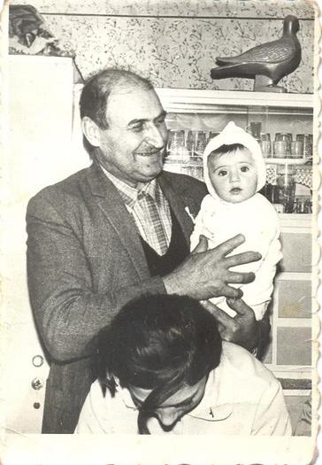 bunicul patern cu mine :))) in 1973 - La famiglia