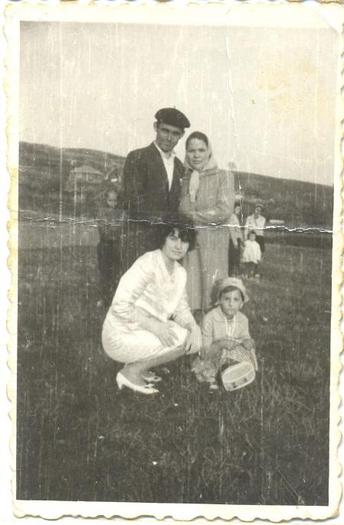 Unchiul Valentin cu sotia,matusa Saveta cu fiica Oana