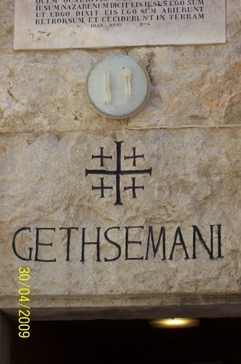 INTRAREA IN GRADINA GHETIMANI inscriptie pe frontalul portii...