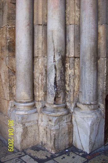 Coloanele de la intrarea in BISERICA SFANTULUI MORMANT -IERUSALIM- sfasiate de un fulger in noaptea 