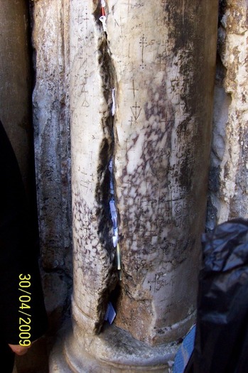 Coloana de la poartalui de intrare la Sf. MORMANT ,sfasiata de un fulger intro noapte de PASTE -IERU