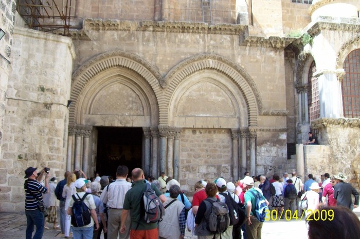 PORTILE DE INTRARE IN BISERICA SF.MORMANT SI GOLGOTA ,in dreapta pe scari ,capela ce acopera piatra 