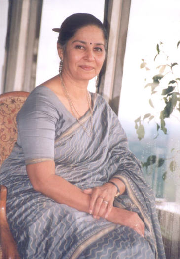 Suhasini Mulay-soacra lui Gul - Actori Zaara