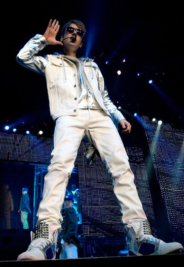 Justin+Bieber+Justin+Bieber+Performs+Concert+l5UwiLHchEgl - justin bieber 2011