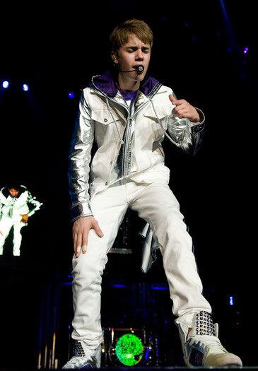 Justin+Bieber+Justin+Bieber+Performs+Concert+-uliPE2Ni2Ul - justin bieber 2011