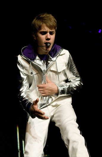 Justin+Bieber+Justin+Bieber+Performs+Concert+N7DbjuhQGF9l