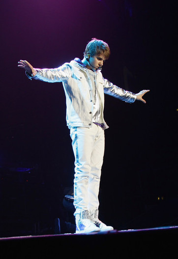 Justin+Bieber+Justin+Bieber+Performs+Milan+45Qi8jNjdC-l - justin bieber