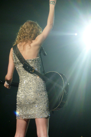 Taylor+Swift+Taylor+Swift+Performs+O2+Arena+fv3F1Thk2Itl
