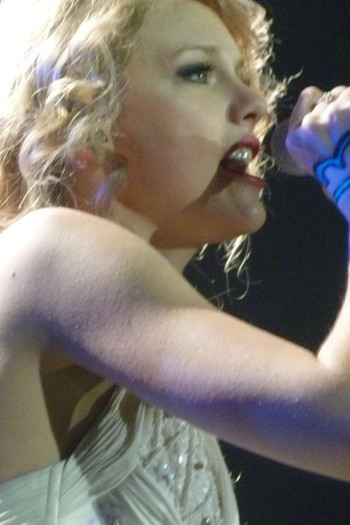 Taylor+Swift+Taylor+Swift+Performs+O2+Arena+hODX6GsBTk5l