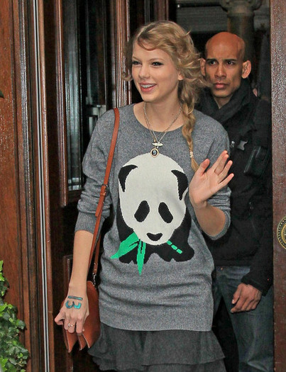 Taylor+Swift+Taylor+Swift+Out+XIPWkfbjv0Zl