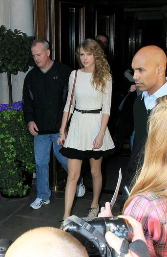 Taylor+Swift+Taylor+Swift+Leaves+Mandarin+JbkzPM9TrEel