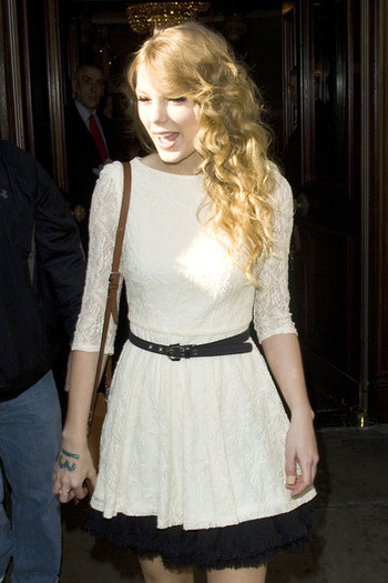 Taylor+Swift+Taylor+Swift+Goes+Abbey+Road+f_FGCgPs5ybl