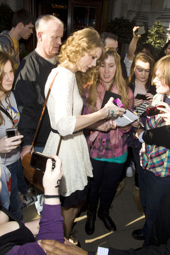 Taylor+Swift+Taylor+Swift+Goes+Abbey+Road+TPg05LSP9nWl