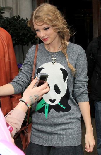 Taylor+Swift+Taylor+Swift+Out+aZ4__lTOOGgl