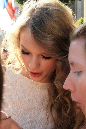 Taylor+Swift+Taylor+Swift+Leaves+Mandarin+QSPqyOfW1Ill
