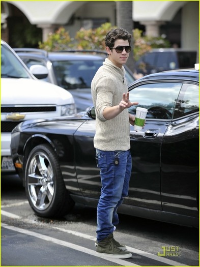 Nick-Jonas-Starbucks-Run-nick-jonas-20878222-917-1222 - Starbucks Run