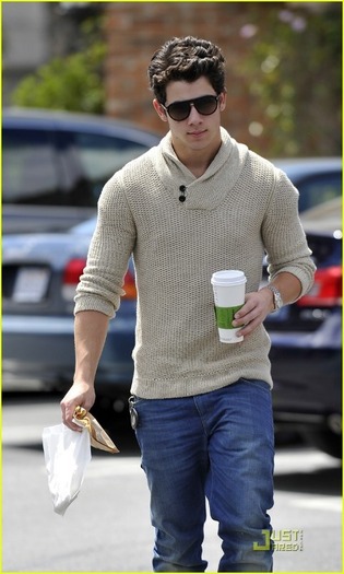 Nick-Jonas-Starbucks-Run-nick-jonas-20878225-734-1222 - Starbucks Run