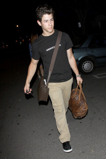 2011-nick-jonas-20735110-396-594