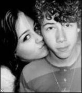 NSVOOVVSHMOYKKUSTPO - Miley Cyrus si Nick Jonas