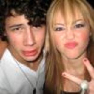 WwbCTk792547-01 - Miley Cyrus si Nick Jonas