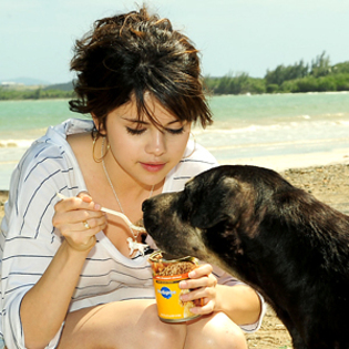 selena_gomez_hraneste_un_caine