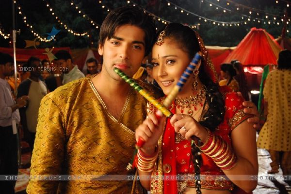 33329-sadhna-and-ranvir-playing-dandiya - AAA---Sara Khan---AAA