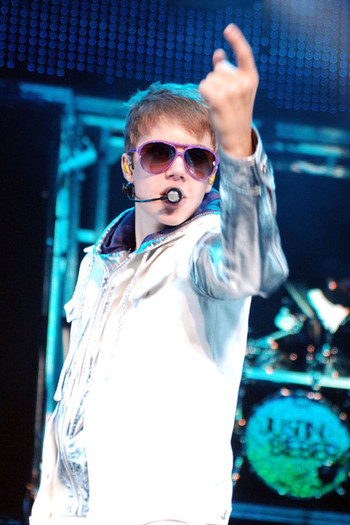 Justin+Bieber+Justin+Bieber+Fans+Italy+SaJXQBqDwcQl - justin bieber 2011 2