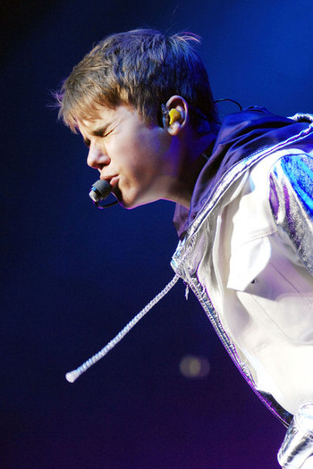 Justin+Bieber+Justin+Bieber+Fans+Italy+X5q_J79y22-l - justin bieber 2011 2