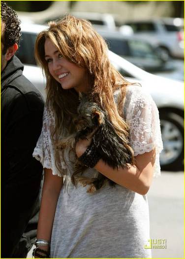 miley-cyrus_COM-tolucalake2009apr2-patysdinner-012