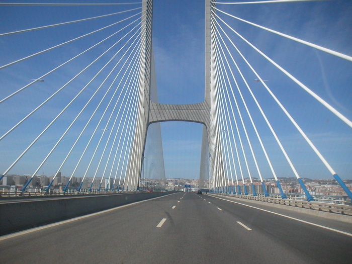 un pod uriaș