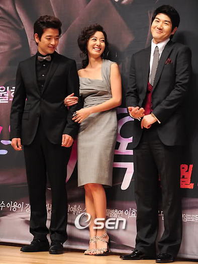 alaturi de Bae Soo Bin si Hang San Jin. - Lee So Yeon in rochii de gala
