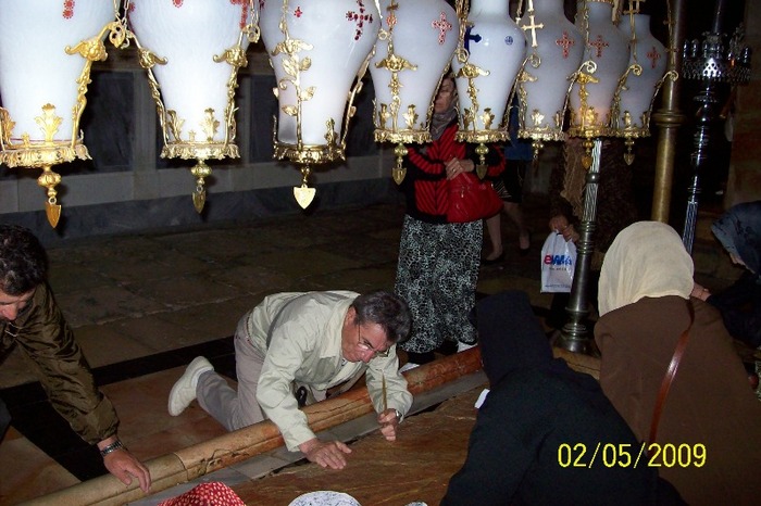 LA PIATRA UNGERII DIN IERUSALIM,DE LA BISERICA SF. MORMANT. -NICOLAE CODREA LA INCHINACIUNE.- - PE DRUMUL CRUCII  Via Dolorosa