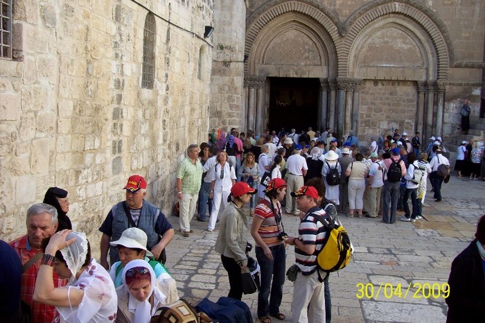 IERUSALIM -intrarea in BISERICA CARE ADAPOSTESTE - SFANTUL MORMANT AL MANTUITORULUI- - PE DRUMUL CRUCII  Via Dolorosa