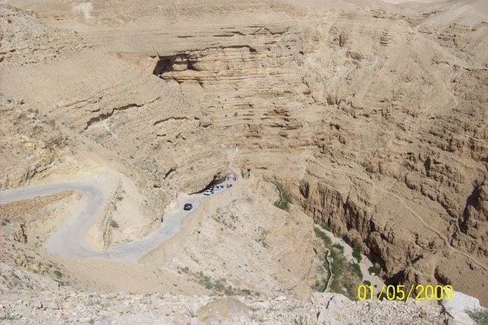 Canionul si drumul ce duce la Manastirea Sf.Gheorghe,din pustiul Iudeii.