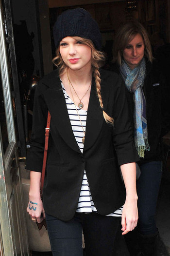 Taylor+Swift+Taylor+Swift+Goes+Birmingham+hua1AOhb_bhl