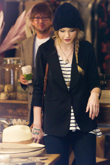 Taylor+Swift+Taylor+Swift+Portobello+Market+CiIfbVYE7sZl